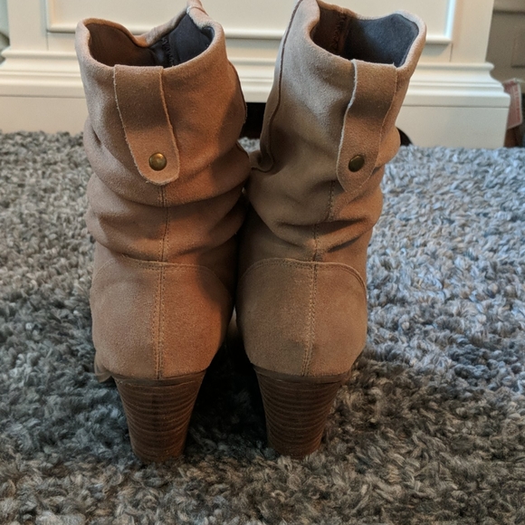 ALDO pull on suede boots - Picture 3 of 8